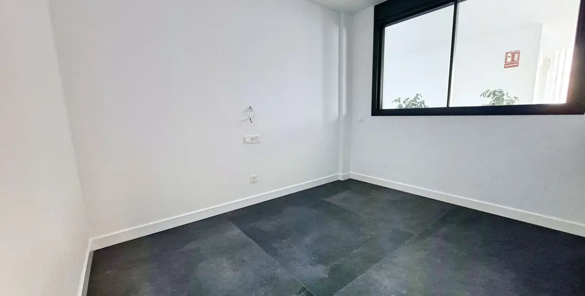 Sale of middle floor apartment in Fuengirola 11