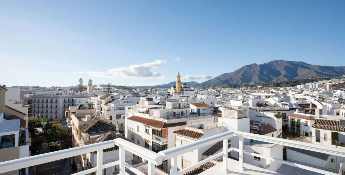 Sale of penthouse in Estepona 2