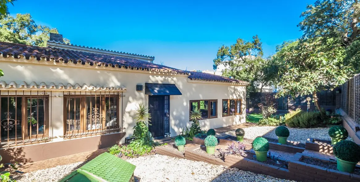 Продажа  отдельно стоящей виллы в Marbella East (район Elviria) 1