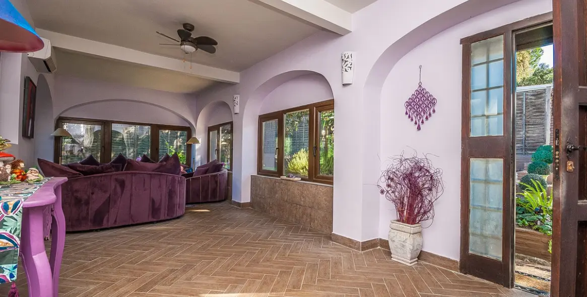 Продажа  отдельно стоящей виллы в Marbella East (район Elviria) 2