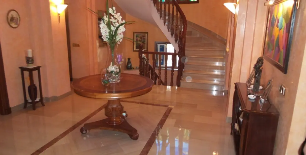 Продажа  отдельно стоящей виллы в Alhaurín de la Torre 1