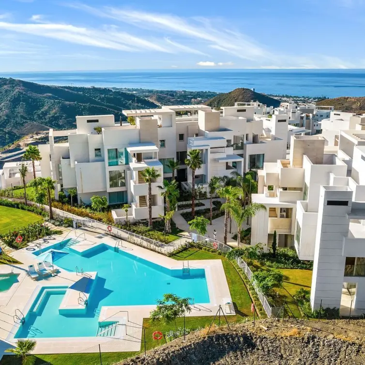 Venta de apartamento en planta media en Marbella