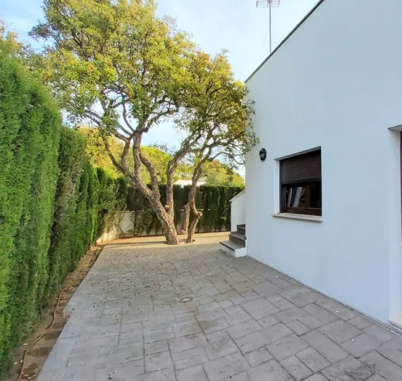 Продажа  отдельно стоящей виллы в Torreguadiaro