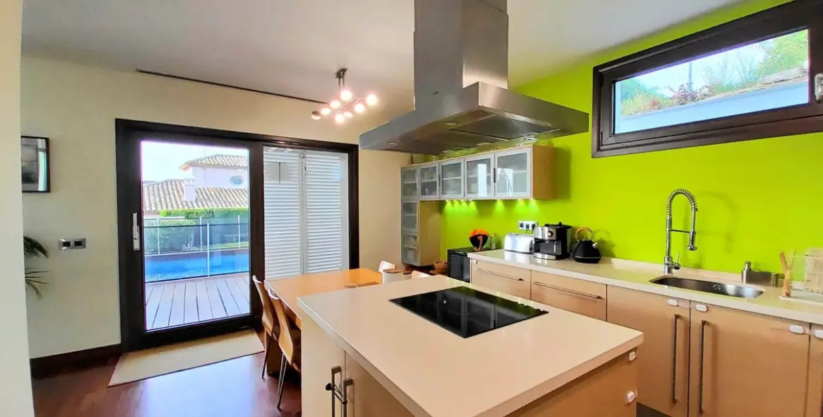 Продажа  отдельно стоящей виллы в Torreguadiaro 11