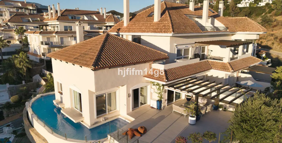 Sale of penthouse in Nueva Andalucía 1