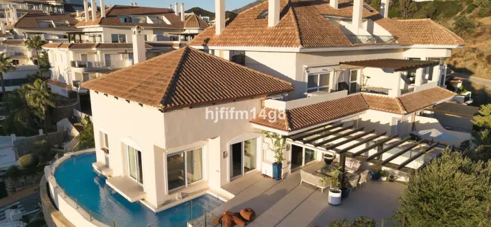 Sale of penthouse in Nueva Andalucía 0