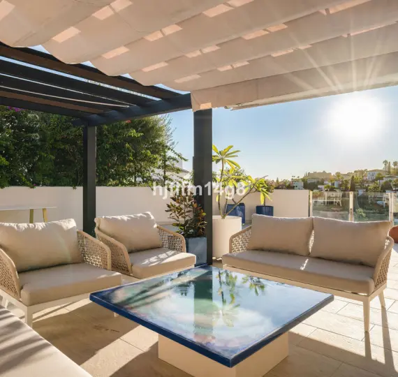 Sale of penthouse in Nueva Andalucía