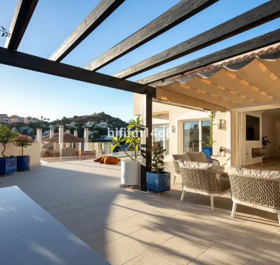 Sale of penthouse in Nueva Andalucía