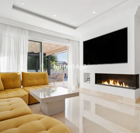 Sale of penthouse in Nueva Andalucía