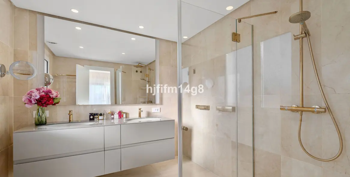 Sale of penthouse in Nueva Andalucía 10