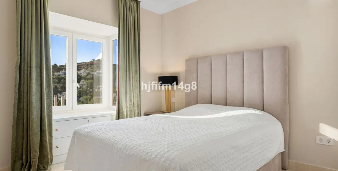 Sale of penthouse in Nueva Andalucía 11