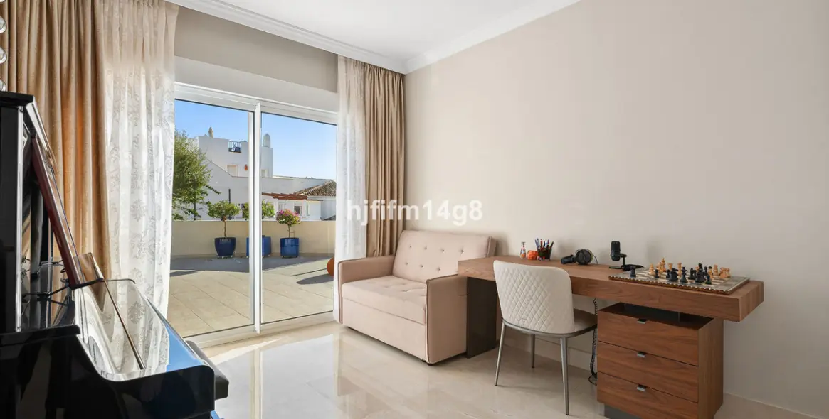 Sale of penthouse in Nueva Andalucía 12