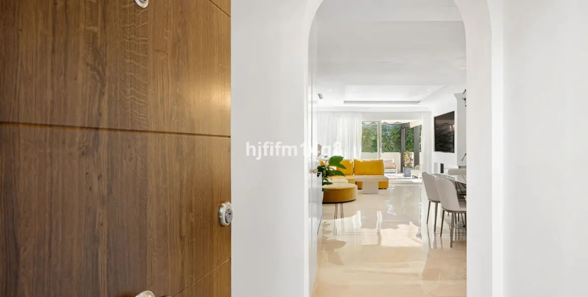 Sale of penthouse in Nueva Andalucía 15