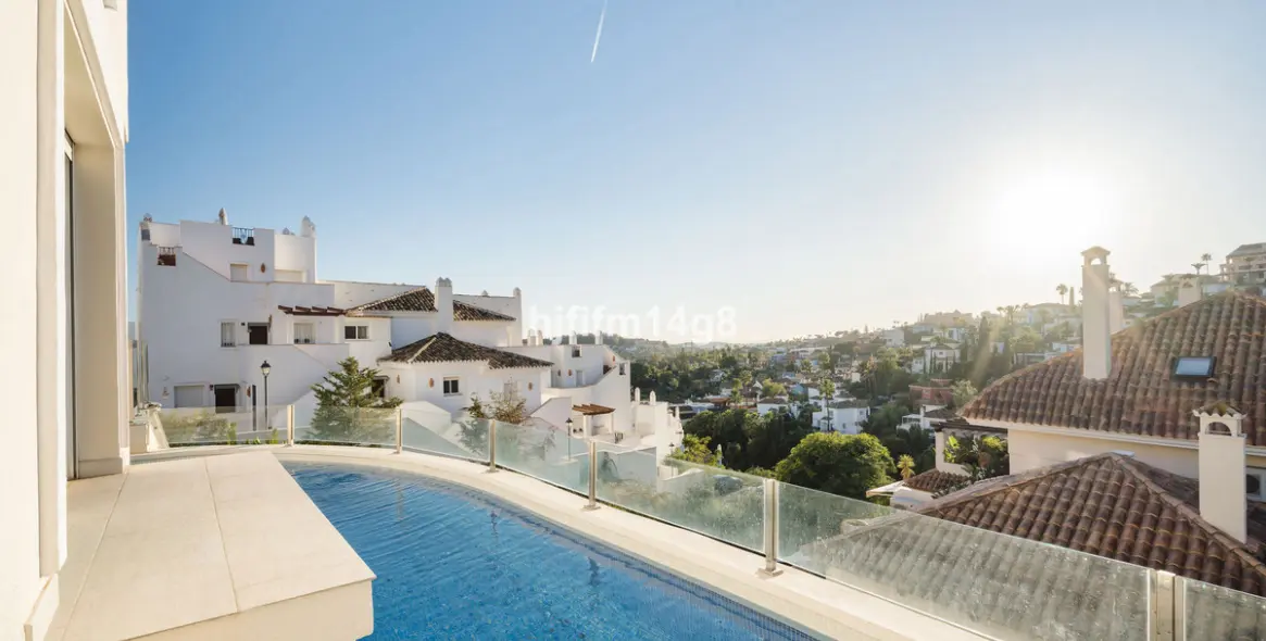 Sale of penthouse in Nueva Andalucía 17