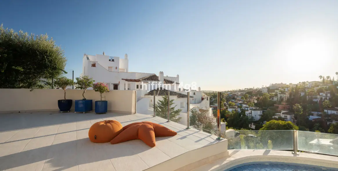 Sale of penthouse in Nueva Andalucía 18