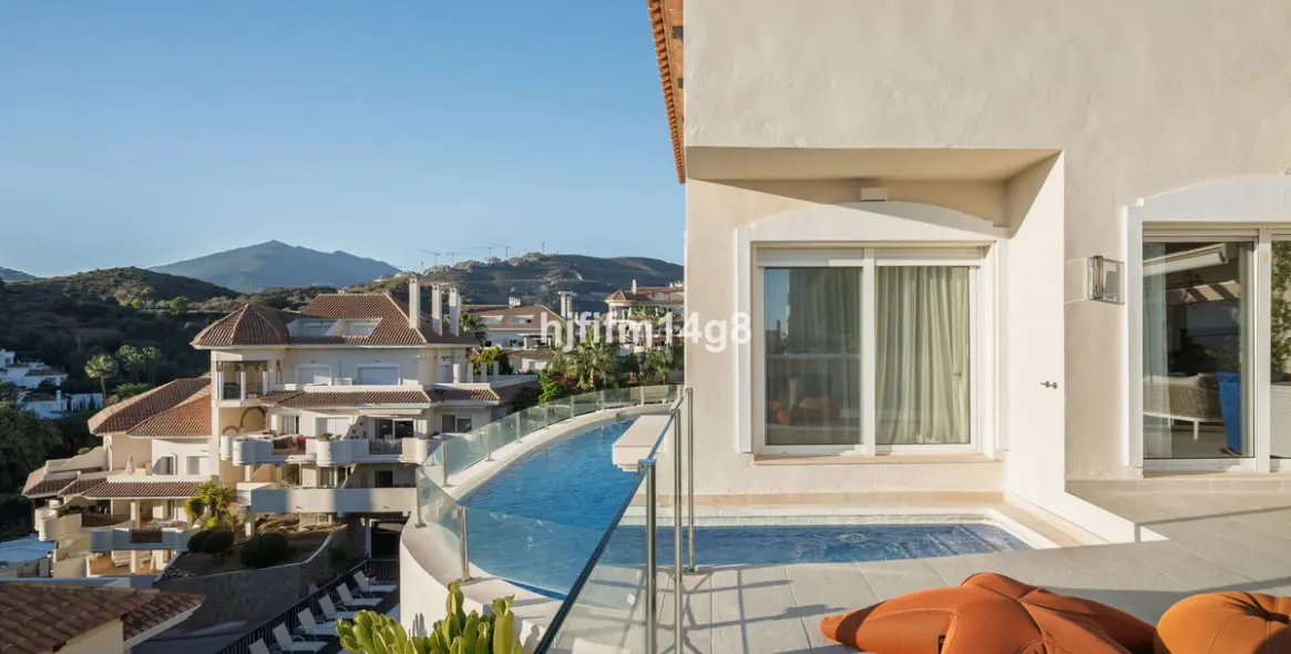 Sale of penthouse in Nueva Andalucía 20