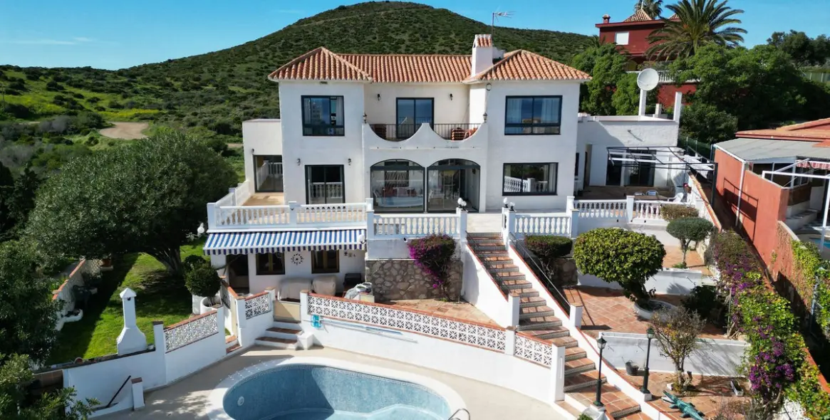 Продажа  отдельно стоящей виллы в Mijas Costa 1