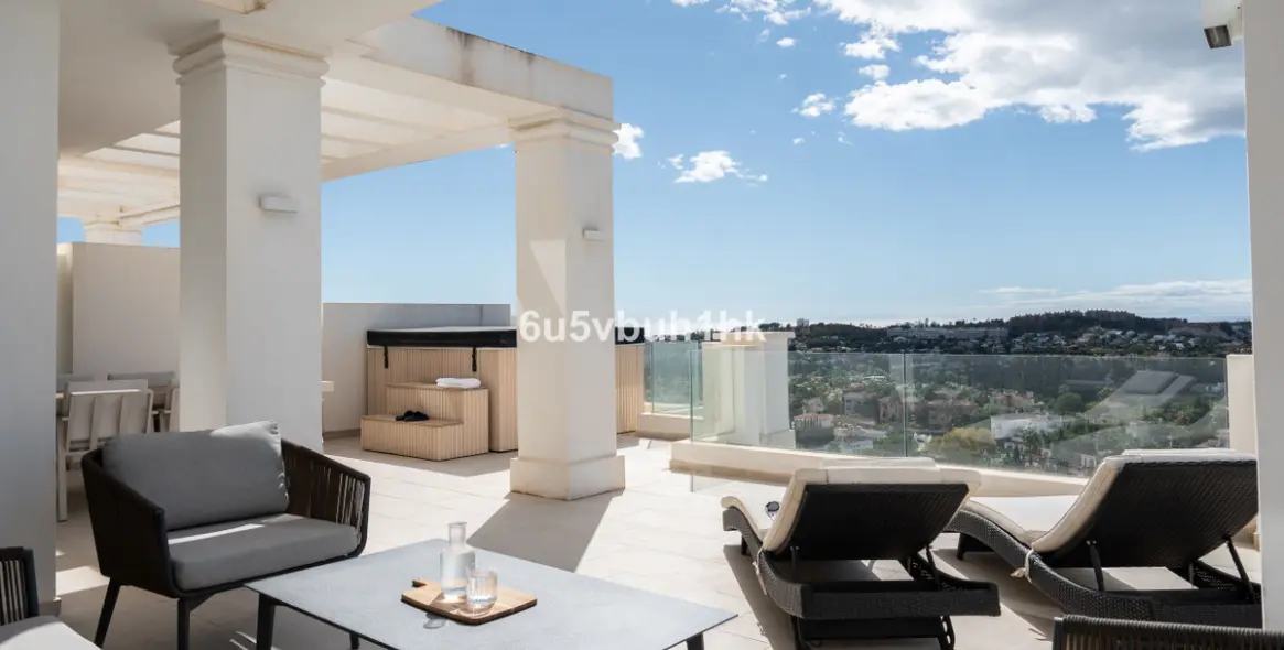 Продажа апартаментов на первом этаже в Nueva Andalucía (район Nueva Andalucía) 1