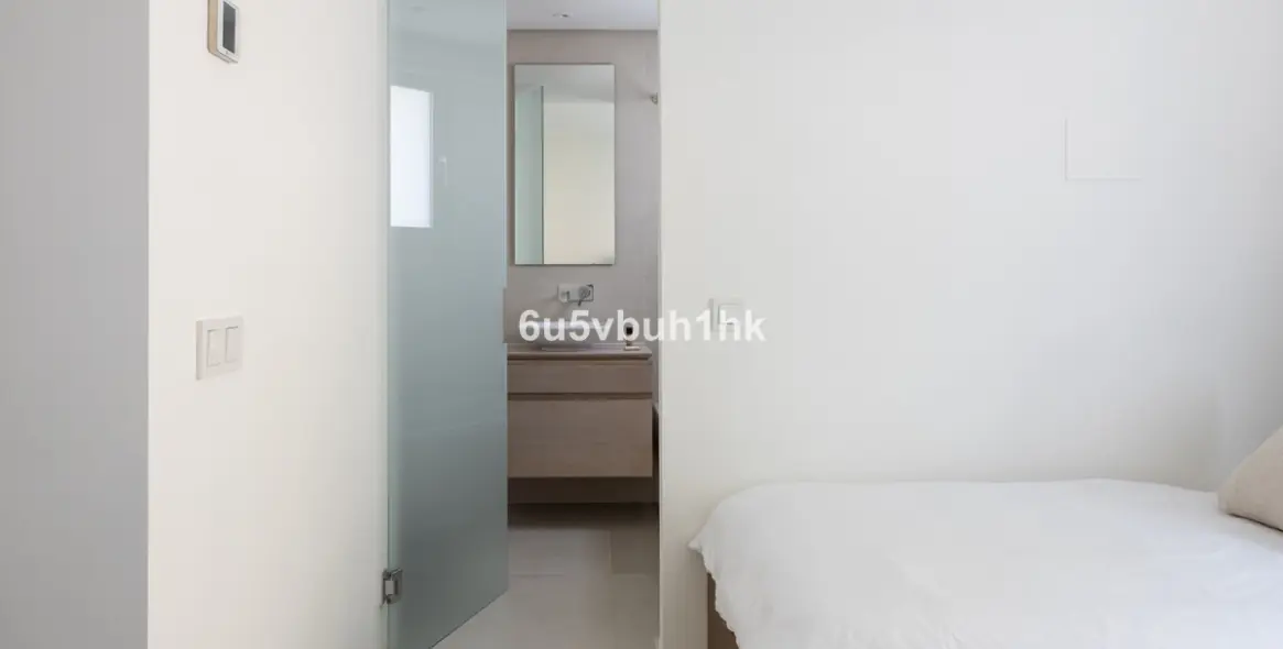 Venta de apartamento en planta media en Marbella 25