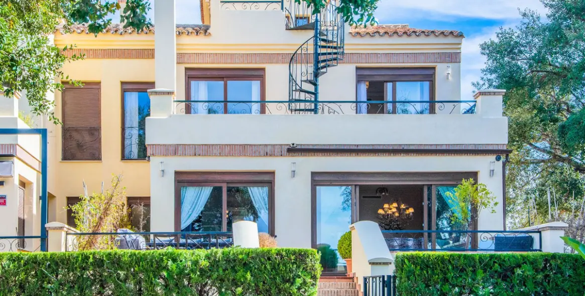 Продажа дома на две семьи в La Mairena 2