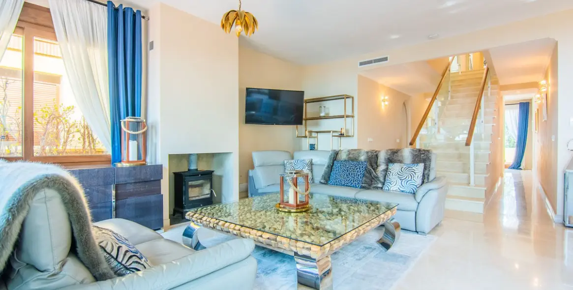 Продажа дома на две семьи в La Mairena 9