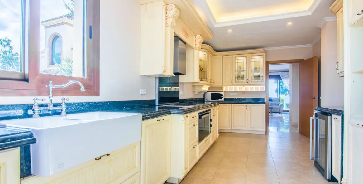 Продажа дома на две семьи в La Mairena 12