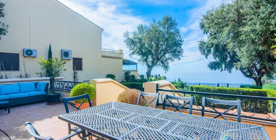 Продажа дома на две семьи в La Mairena 16