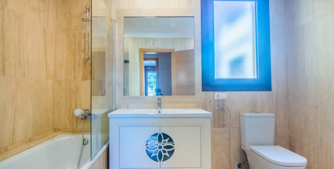 Sale of semi-detached house in La Mairena 25