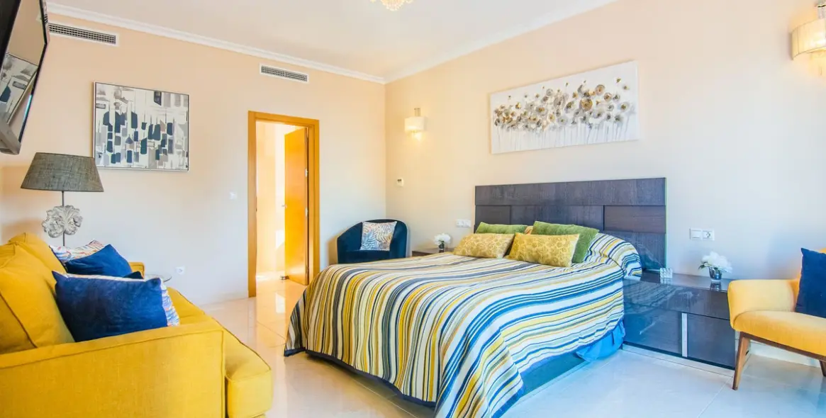 Sale of semi-detached house in La Mairena 32