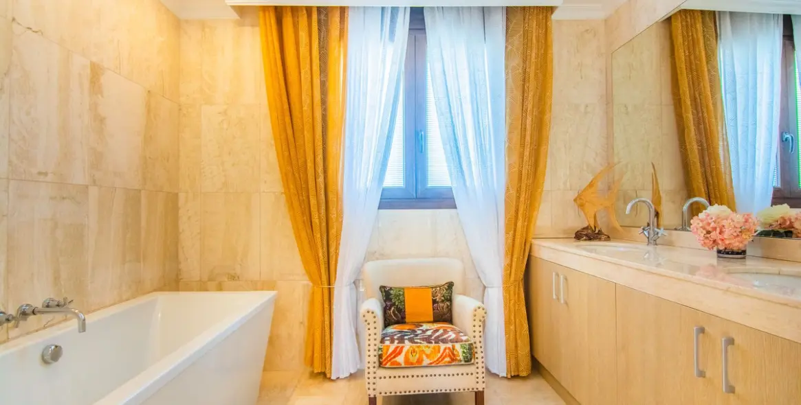 Sale of semi-detached house in La Mairena 33