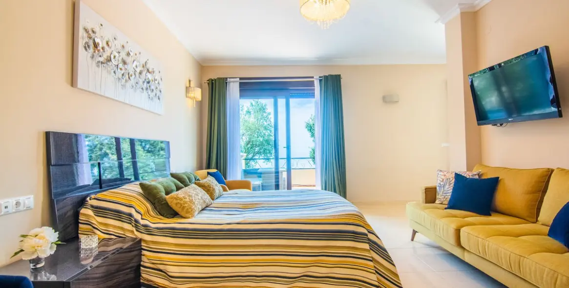 Sale of semi-detached house in La Mairena 34