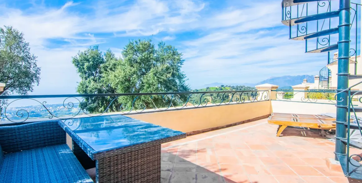 Sale of semi-detached house in La Mairena 35