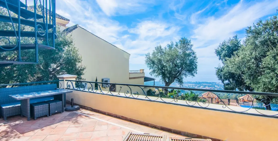 Sale of semi-detached house in La Mairena 36