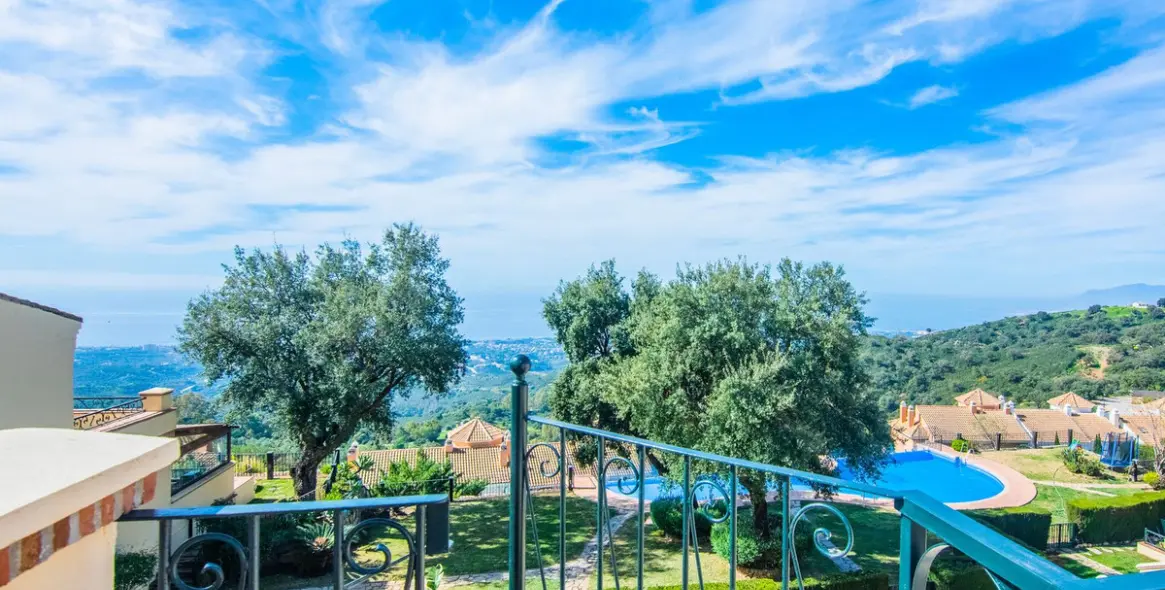 Sale of semi-detached house in La Mairena 37