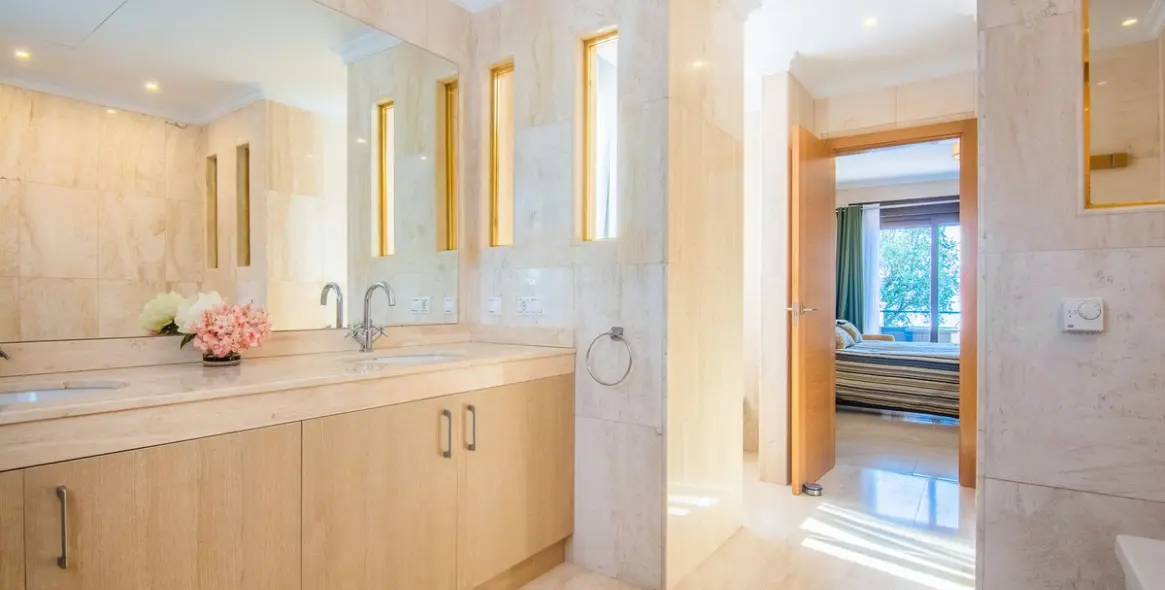 Sale of semi-detached house in La Mairena 38