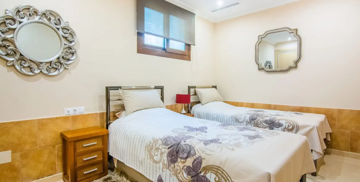 Sale of semi-detached house in La Mairena 49