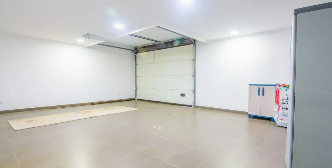 Sale of semi-detached house in La Mairena 50