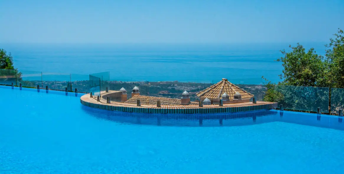 Sale of semi-detached house in La Mairena 52