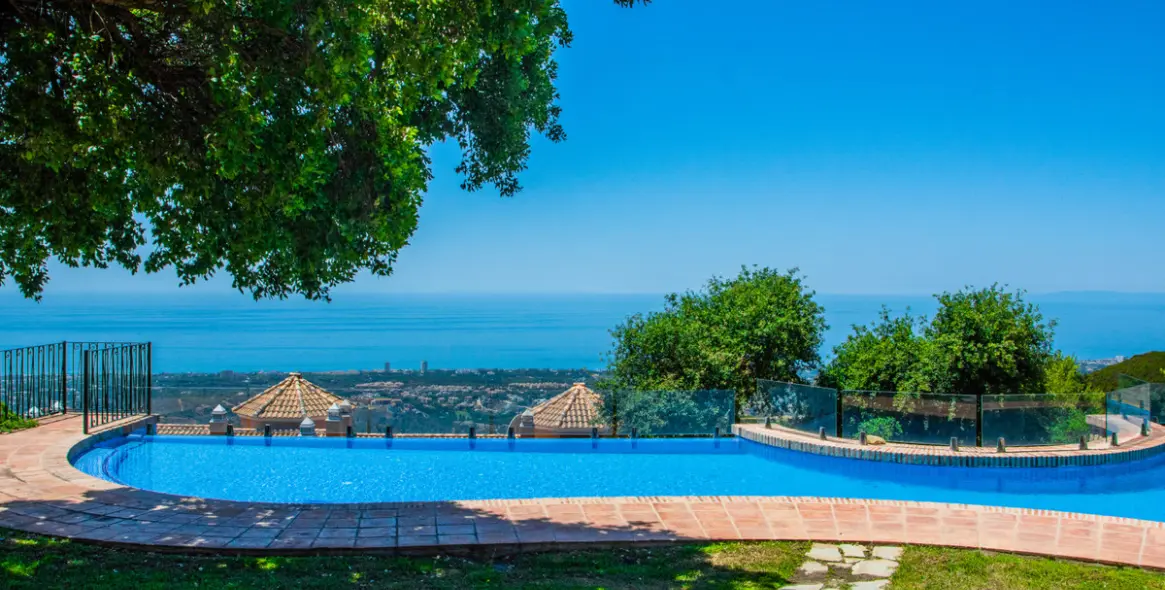 Sale of semi-detached house in La Mairena 54