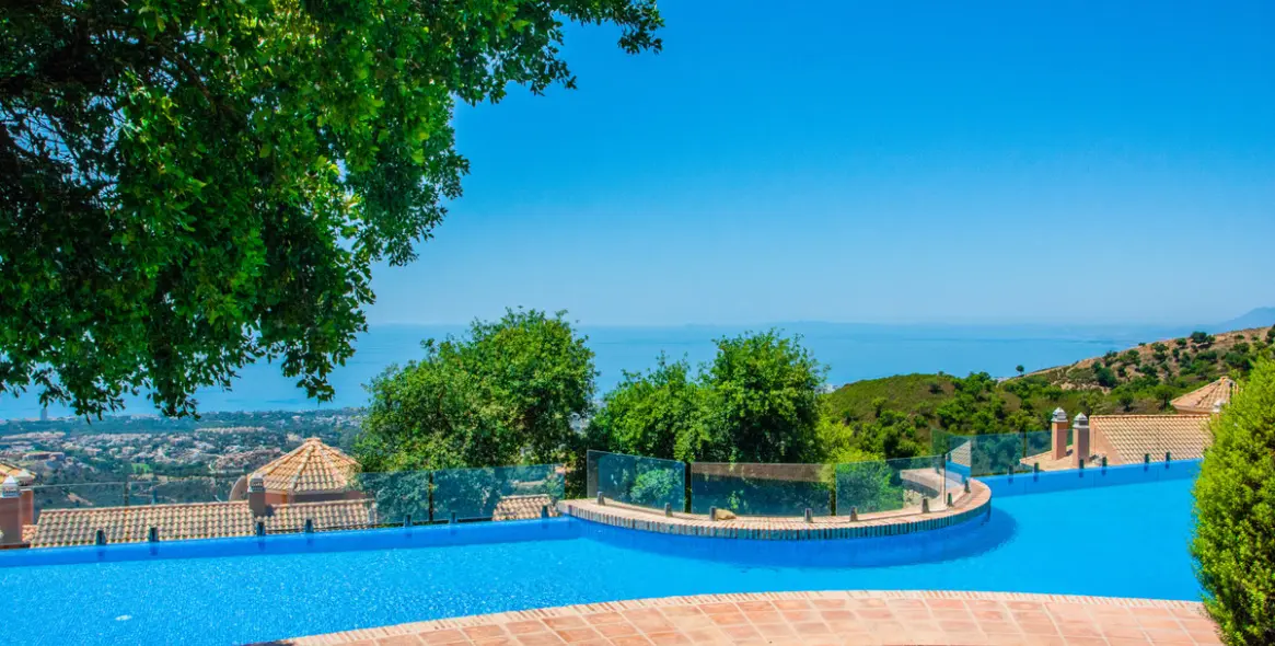 Sale of semi-detached house in La Mairena 55