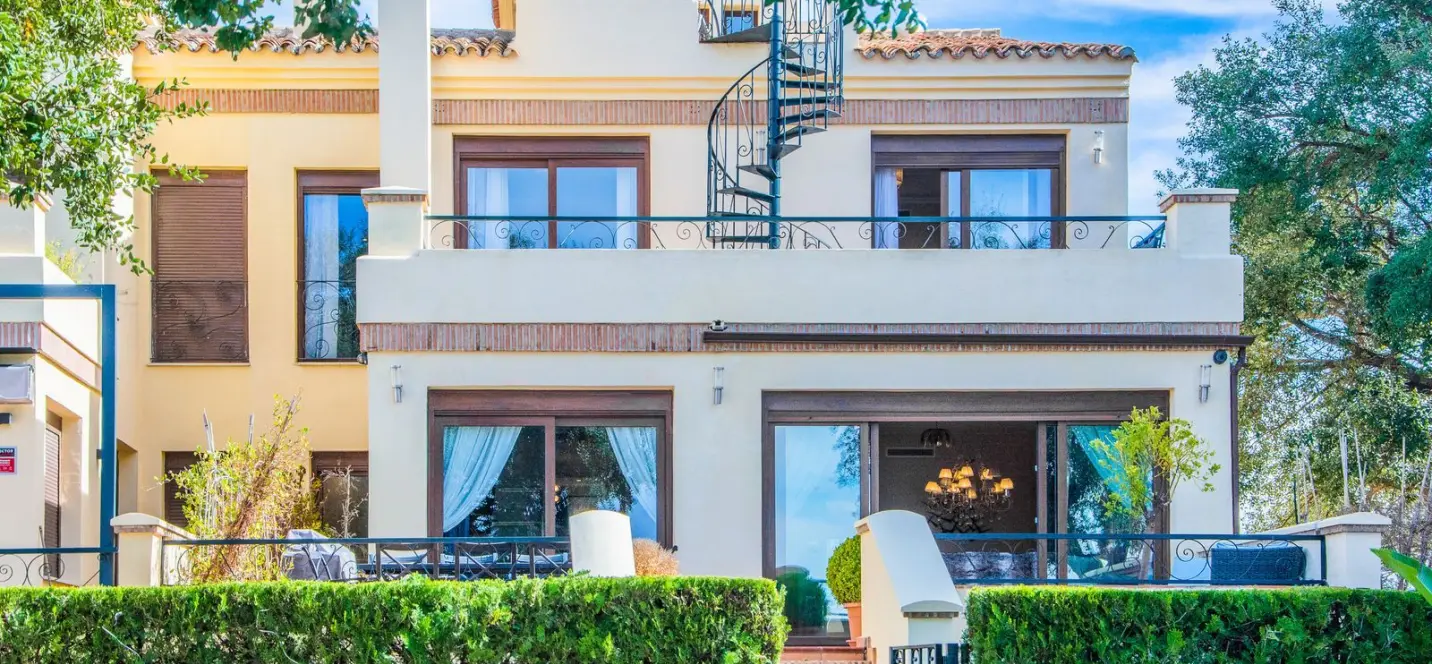Sale of semi-detached house in La Mairena 1