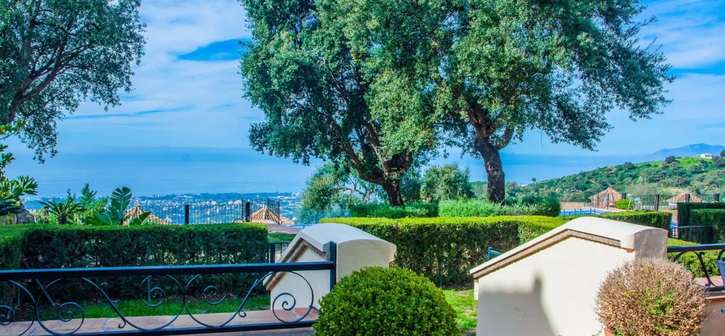 Sale of semi-detached house in La Mairena 2