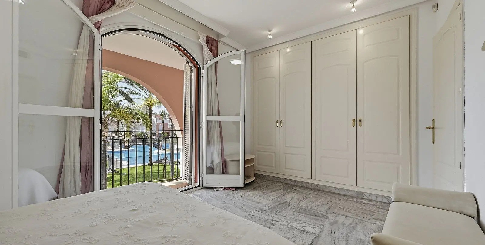 Sale of townhouse in Bahía de Marbella 16