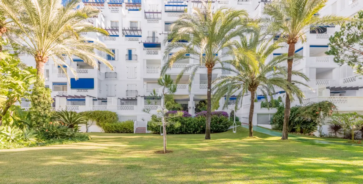 Sale of middle floor apartment in Puerto Banús 1