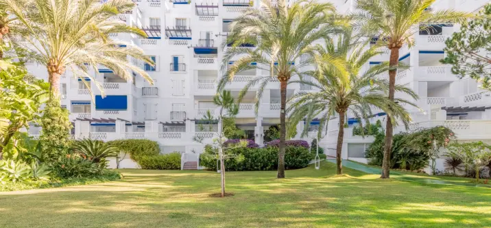 Sale of middle floor apartment in Puerto Banús 0