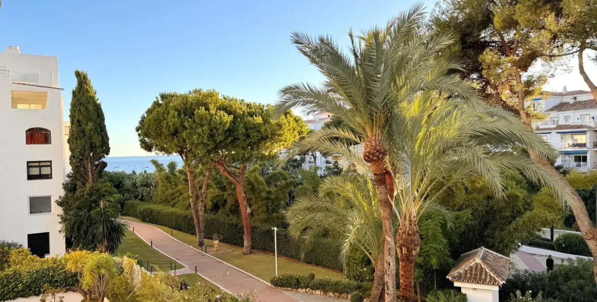 Sale of middle floor apartment in Puerto Banús 2