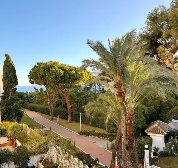 Sale of middle floor apartment in Puerto Banús
