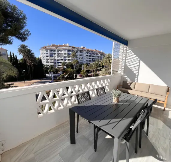 Sale of middle floor apartment in Puerto Banús