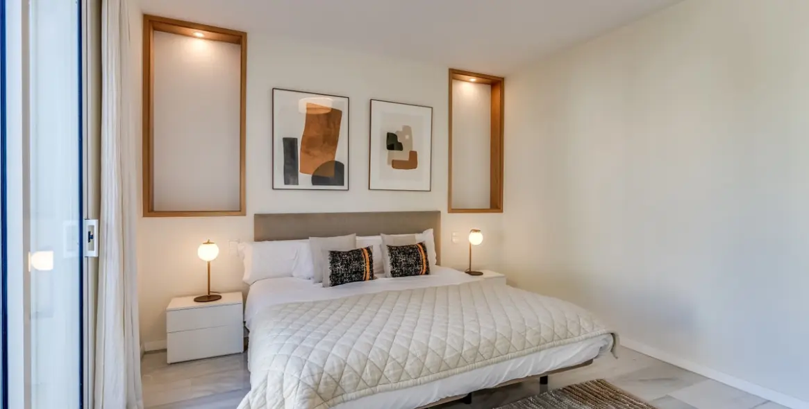 Sale of middle floor apartment in Puerto Banús 12