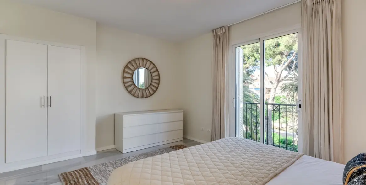 Sale of middle floor apartment in Puerto Banús 13